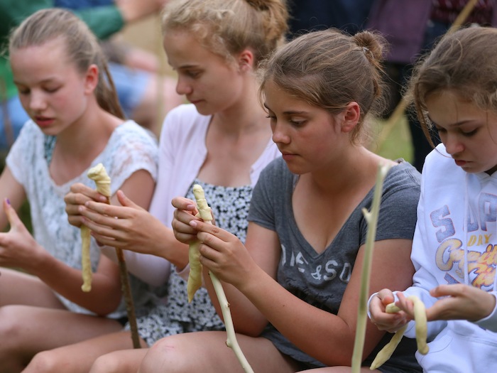 Die Kinder bereiten Stockbrot im Actioncamp Kappeln vor