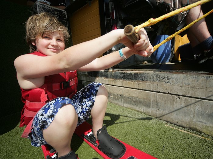 Junge macht sich bereit für Wasserski im Actioncamp Kappeln