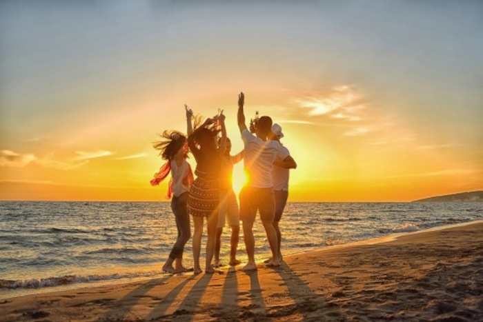 Teilnehmer der Sprachreise Spanien für Anfänger lachen im Sonnenuntergang