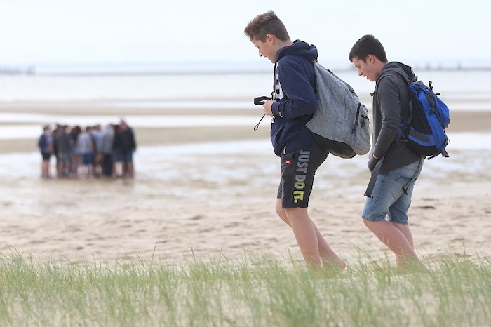 Teilnehmer der Sprachreise Spanien für Anfänger laufen am Strand