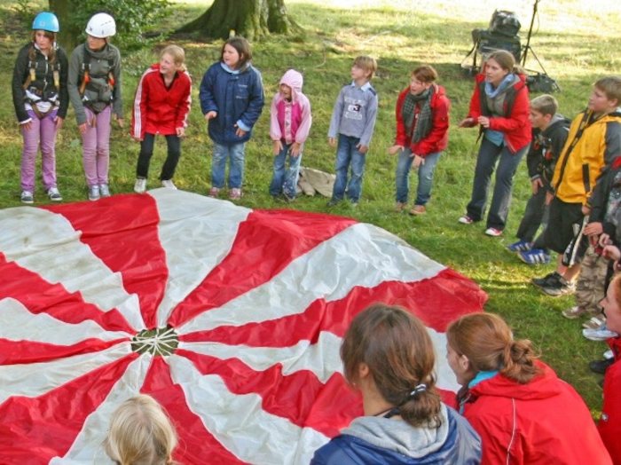 Kinder im Einsteiger-Ferienlager Kappeln spielen ein Kennlernspiel