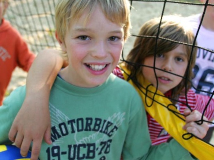 Kinder am Volleyballnetz in der Einsteiger-Ferienfreizeit Kappeln
