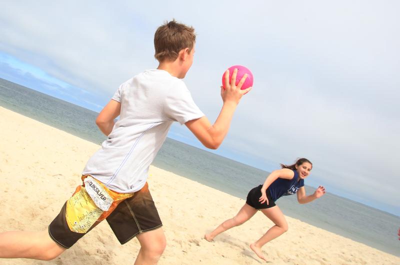 Zwei Kinder spielen auf Sprachreise Valencia Ball am Strand