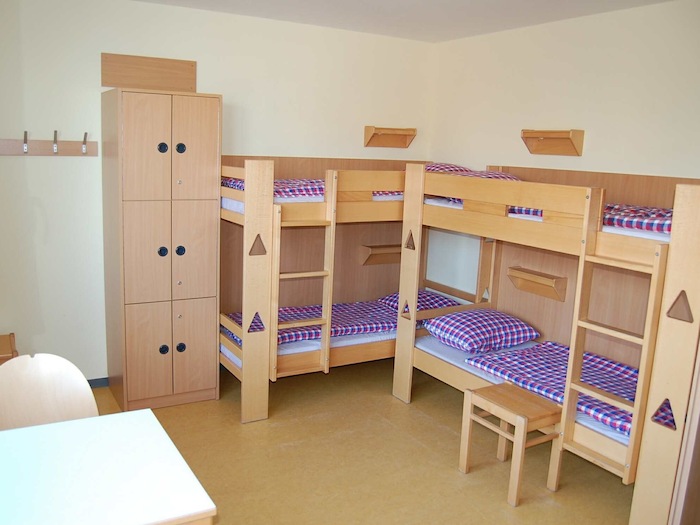 Auf dem Bild der Jugendherberge Englisch-Camps sieht man ein Mehrbettzimmer in der Jugendherberge