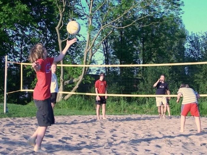 Teilnehmer der Sprachreise Spanien für Anfänger spielen Volleyball