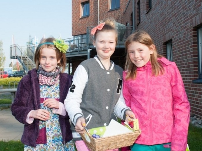 Kinder mit Geschenkkiste im Englisch-Camp Glückstadt