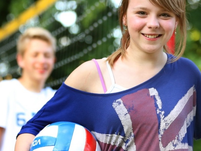 Mädchen mit Volleyball im Englisch-Camp Glückstadt