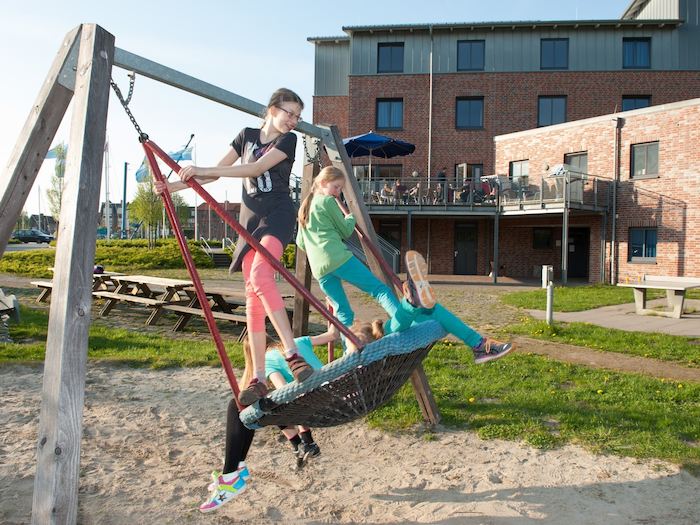 Kinder auf Nestschaukel im Englisch-Camp Glückstadt