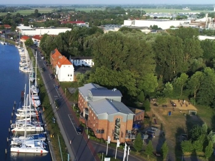 Luftbild mit Volleyballplatz hinter der Unterkunft des Englisch-Camps Glückstadt