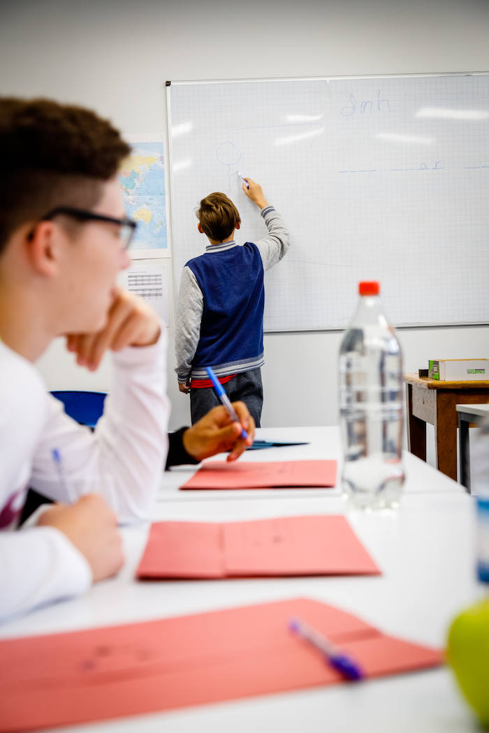 Die Schüler sitze auf Sprachreise Valencia im Klassenraum