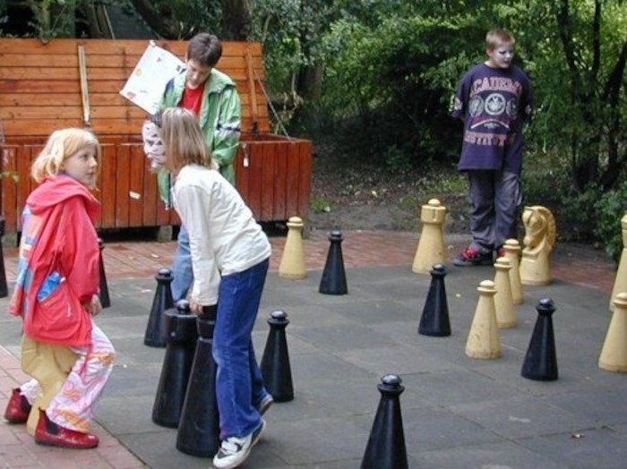 Kinder beim Riesen-Schach im Actioncamp Otterndorf