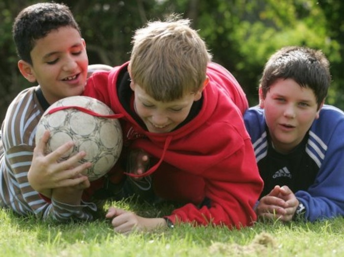 Jungen mit Fußball im Actioncamp Otterndorf