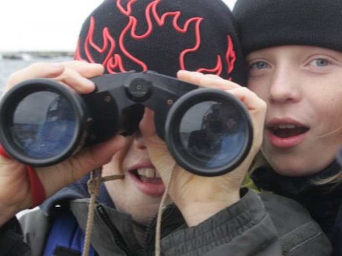 Kinder schauen durch Fernglas im Actioncamp Otterndorf