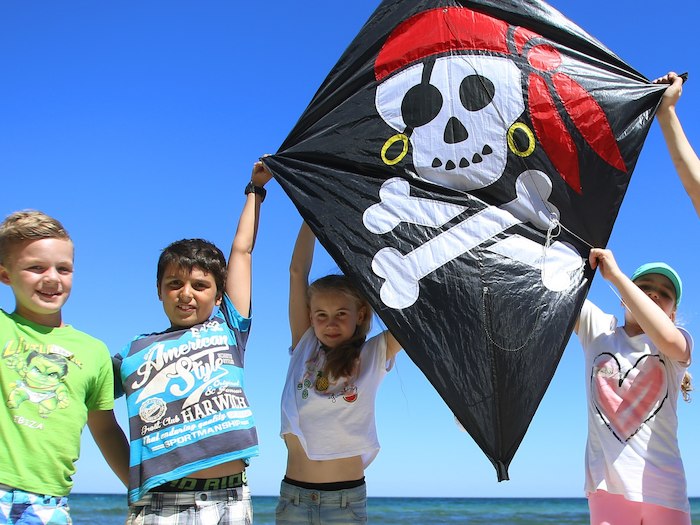 Kinder zeigen ihre Piratenflagge im Actioncamp Otterndorf