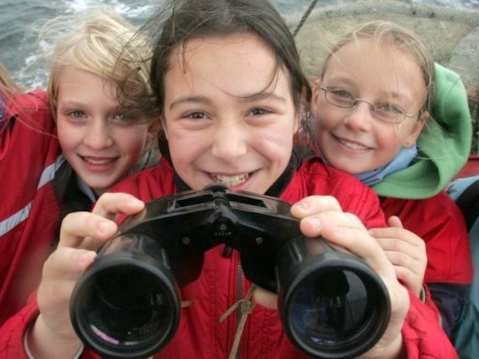 Mädchen mit großen Fernglas in der Hand im Actioncamp Otterndorf
