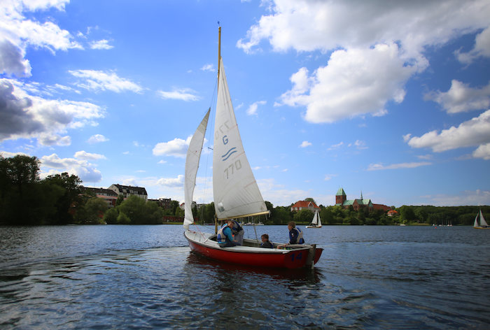 Teilnehmer der Englisch-Ferien lernen segeln