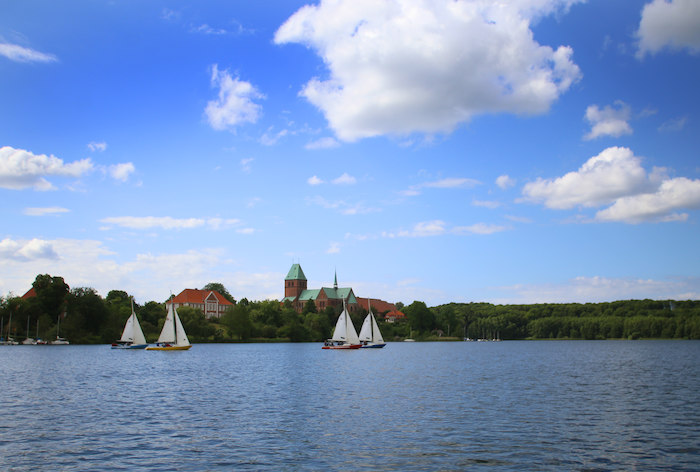 Teilnehmer der Englisch-Ferien segeln auf dem See