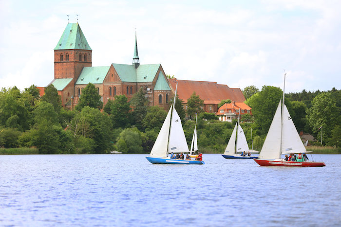 Teilnehmer der Englisch-Ferien fahren Boot