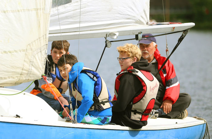 Teilnehmer der Englisch-Ferien segeln auf dem Wasser