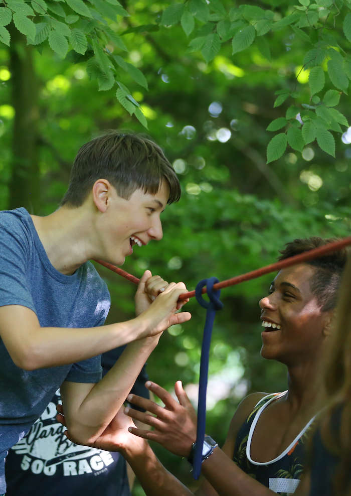 Teilnehmer der Englisch-Ferien lachen zusammen