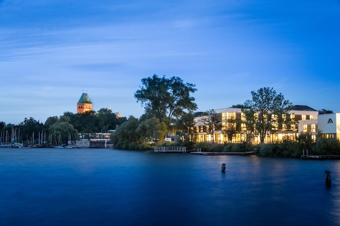 Teilnehmer der Englisch-Ferien sind abends am See