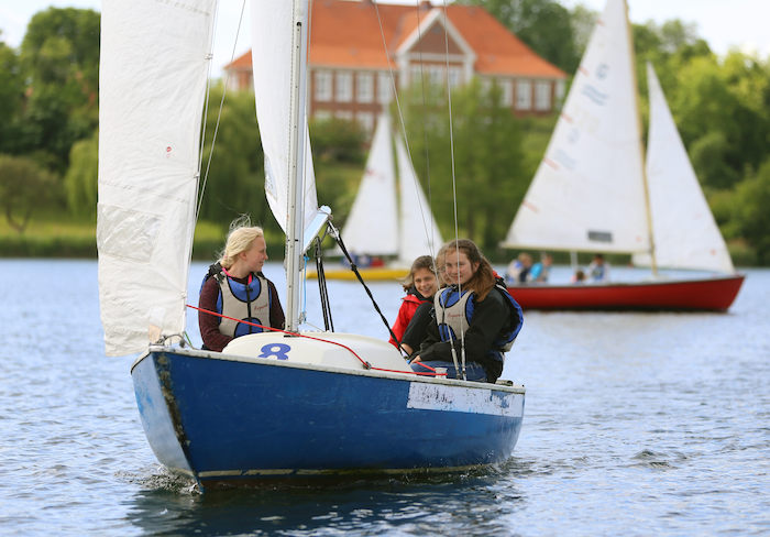 Teilnehmer der Englisch-Ferien sind am Wasser