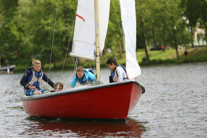 Teilnehmer der Englisch-Ferien machen Wassersport