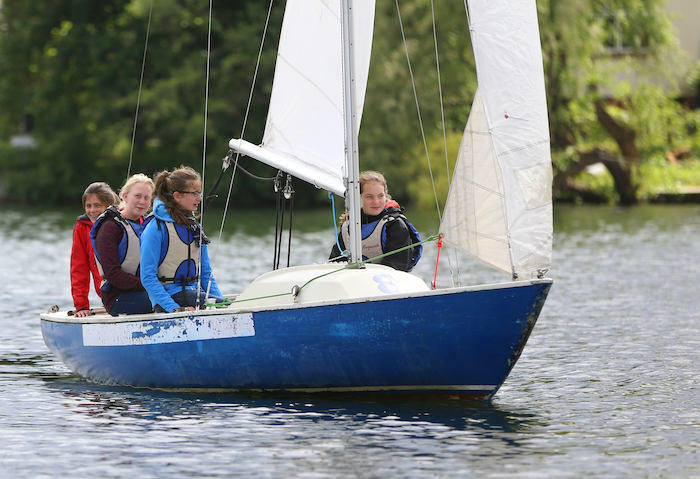 Teilnehmer der Englisch-Ferien windsurfen