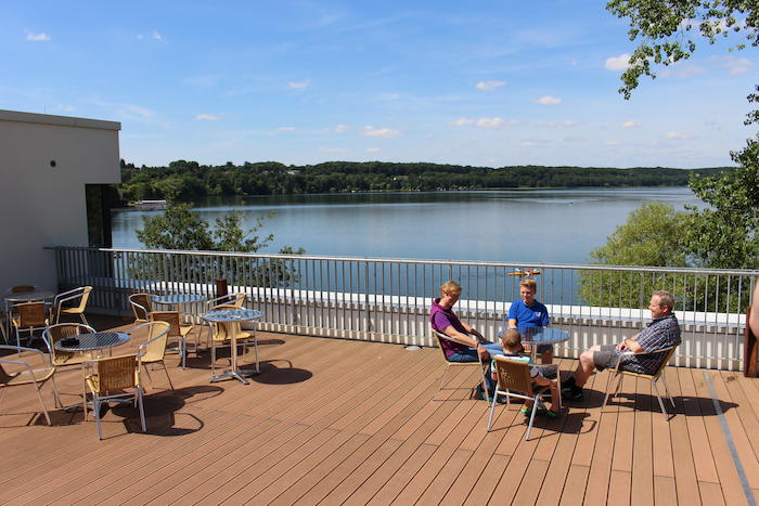 Teilnehmer der Englisch-Ferien sind im Cafe