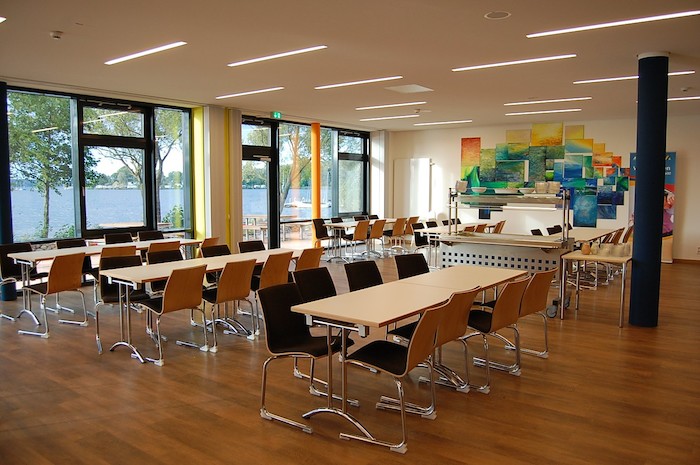 Teilnehmer der Englisch-Ferien sind im Konferenzraum