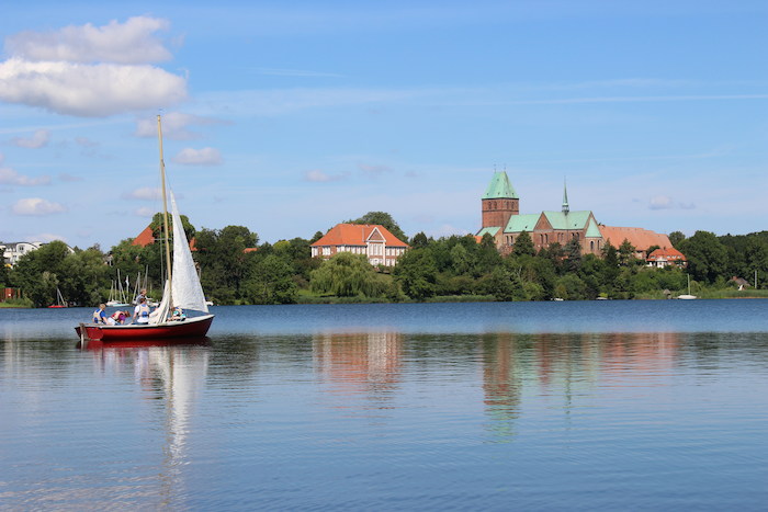 Teilnehmer der Englisch-Ferien segeln im roten Boot