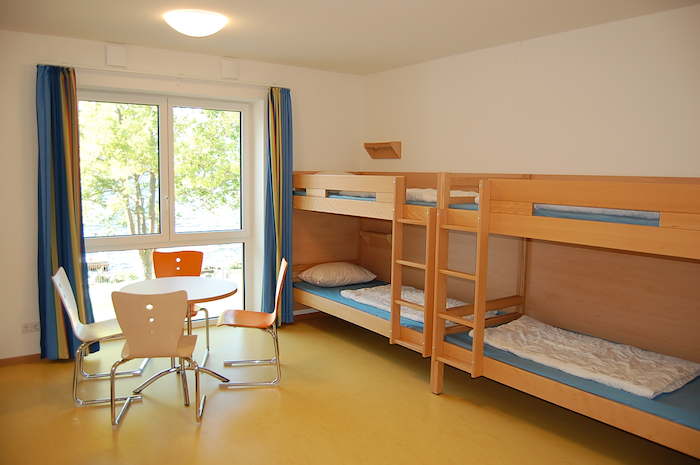 Teilnehmer der Englisch-Ferien essen im Schlafzimmer