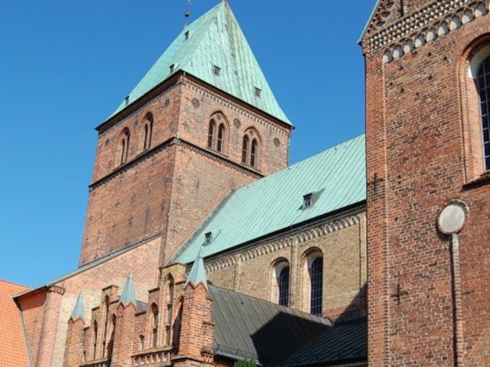 Altstadt mit Kirche im Wassersportcamp Ratzeburg