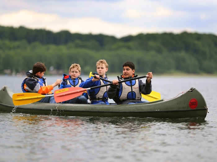 Jungen paddeln mit Elan im Wassersportcamp Ratzeburg