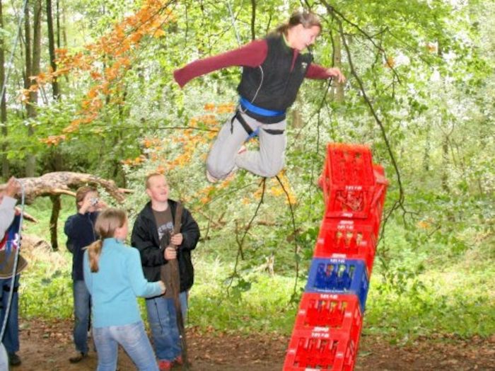 Kinder versuchen sich am Kistenklettern im Wassersportcamp Ratzeburg