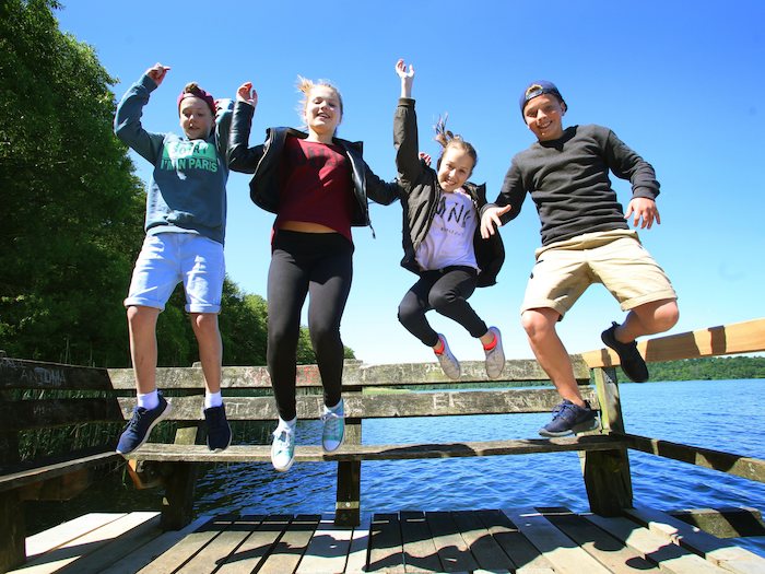 Jugendliche springen auf Steg beim Wassersportcamp Ratzeburg
