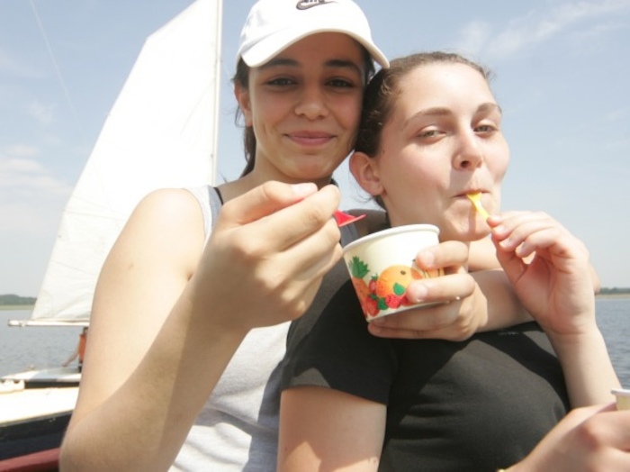 Zwei Mädchen genießen ein Eis beim Segeln im Wassersportcamp Ratzeburg