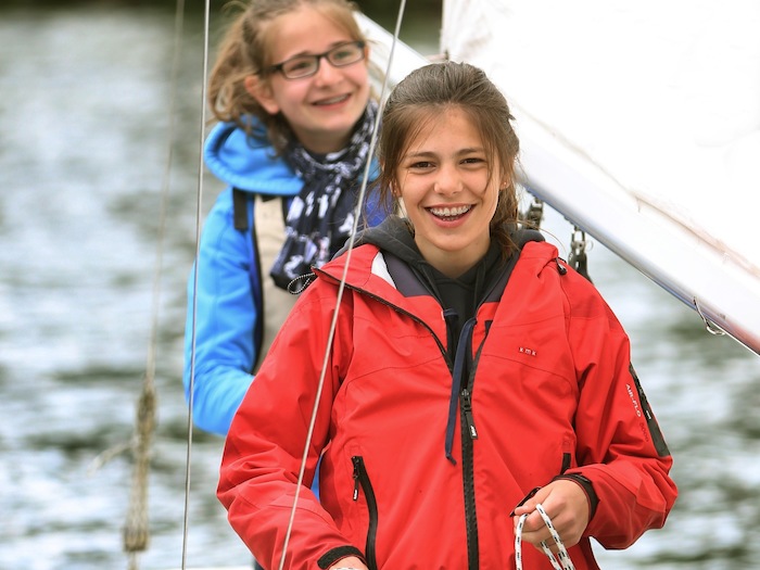 Mädchen bereiten sich auf's Segeln vor im Wassersportcamp Ratzeburg