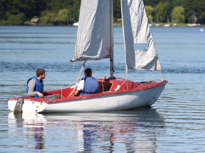 Jungen segeln auf den See hinaus im Wassersportcamp Ratzeburg