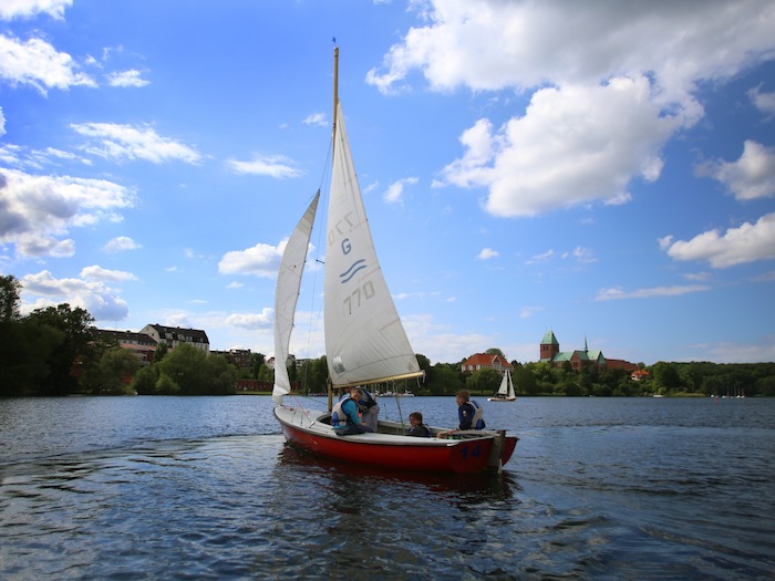 Gruppe segelt im Wassersportcamp Ratzeburg