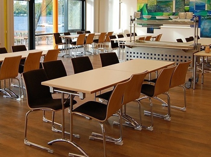 Eine angenehme Atmosphäre im Speisesaal des Wassersportcamps Ratzeburg