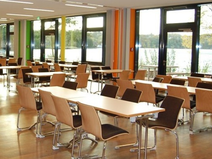 Der moderne Speisesaal des Wassersportcamps Ratzeburg