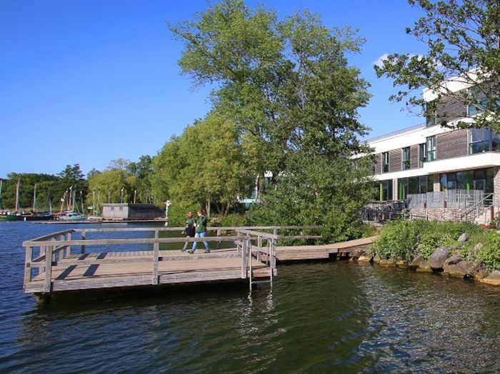 Steg vor der Unterkunft des Wassersportcamps Ratzeburg