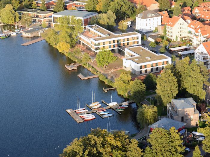 Luftbild von See und Unterkunft des Wassersportcamps Ratzeburg