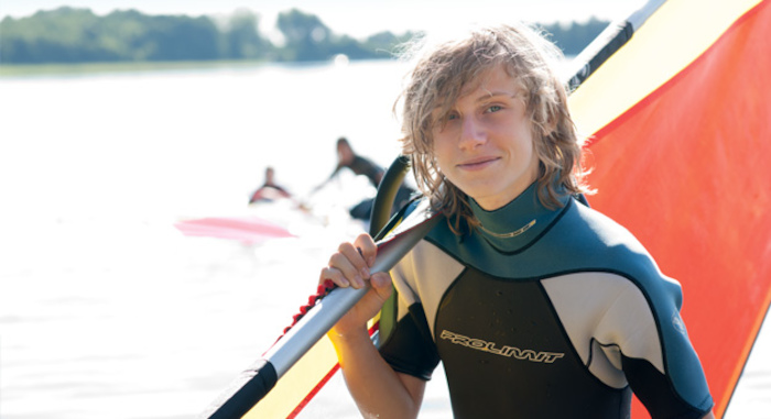 Ado en session durant une colonie de vacances surf