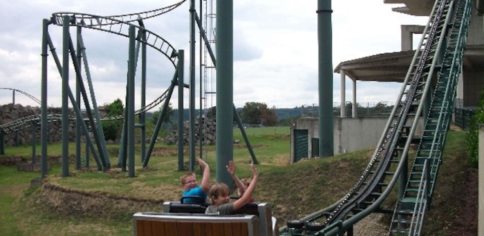 Des enfants profitent du parc d'attractions lors de leur colonie de vacances à l'étranger