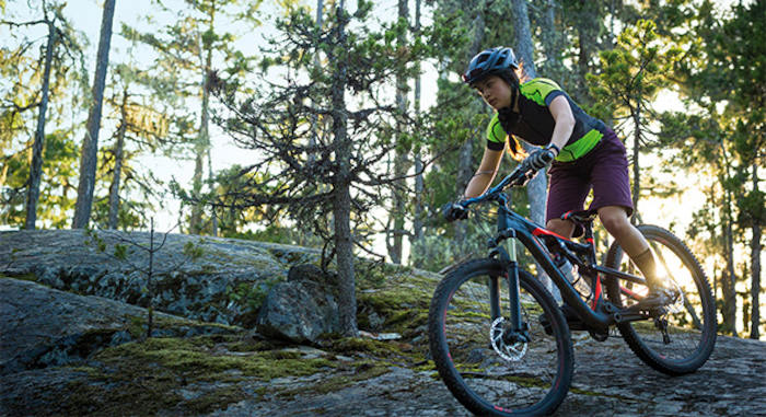 Un cycliste en colonie de vacances en Côte-D'Or prend une photo