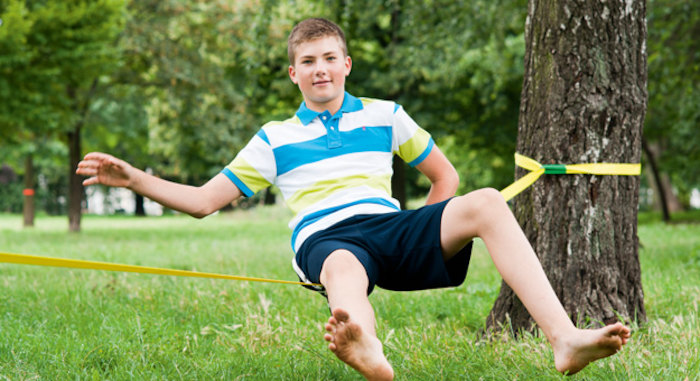 Jugendliche slacklinet im Englisch Camp Hessen. 