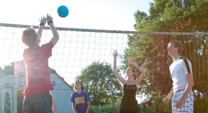 Des jeunes jouent au volley-ball pendant leur colonie de vacances Toulon
