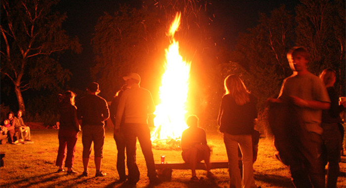Soirée autour d'un feu de camps d'une colonie de vacances Toulon